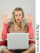 Surprised woman with her laptop. Стоковое фото, агентство Ingram Publishing / Фотобанк Лори