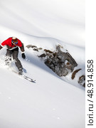 Adventurous man snowboarding downhill. Стоковое фото, агентство Ingram Publishing / Фотобанк Лори