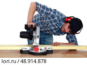 Man using circular saw. Стоковое фото, агентство Ingram Publishing / Фотобанк Лори