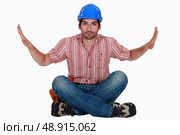 A seated construction worker. Стоковое фото, агентство Ingram Publishing / Фотобанк Лори