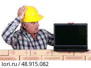 A mason with a laptop. Стоковое фото, агентство Ingram Publishing / Фотобанк Лори