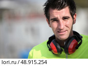Man wearing ear defenders. Стоковое фото, агентство Ingram Publishing / Фотобанк Лори