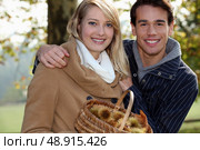 Couple gathering chestnuts. Стоковое фото, агентство Ingram Publishing / Фотобанк Лори