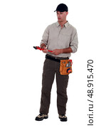 Amazed man holding a pipe wrench. Стоковое фото, агентство Ingram Publishing / Фотобанк Лори