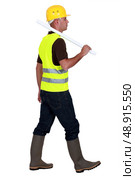 Tradesman walking on a building site. Стоковое фото, агентство Ingram Publishing / Фотобанк Лори