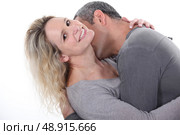 Man kissing wife’s neck. Стоковое фото, агентство Ingram Publishing / Фотобанк Лори