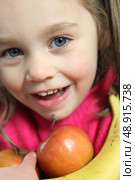 Little girl holding apples and banana. Стоковое фото, агентство Ingram Publishing / Фотобанк Лори
