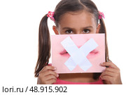 Little girl holding picture of mouth. Стоковое фото, агентство Ingram Publishing / Фотобанк Лори