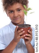 Child with plant. Стоковое фото, агентство Ingram Publishing / Фотобанк Лори