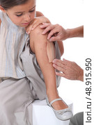 Band-aid on little girl’s leg. Стоковое фото, агентство Ingram Publishing / Фотобанк Лори