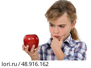 Little girl holding apple. Стоковое фото, агентство Ingram Publishing / Фотобанк Лори