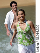 Couple running through water. Стоковое фото, агентство Ingram Publishing / Фотобанк Лори