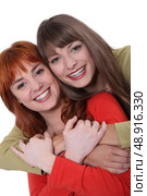 Portrait of smiling sisters. Стоковое фото, агентство Ingram Publishing / Фотобанк Лори