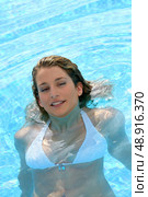 Blond woman in white bikini. Стоковое фото, агентство Ingram Publishing / Фотобанк Лори