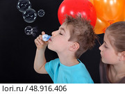 kids making soap bubbles. Стоковое фото, агентство Ingram Publishing / Фотобанк Лори