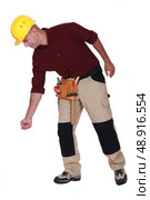 Builder struggling to lift. Стоковое фото, агентство Ingram Publishing / Фотобанк Лори