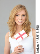 Young blonde with paper. Стоковое фото, агентство Ingram Publishing / Фотобанк Лори