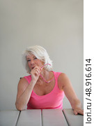 Elderly woman staring into the distance. Стоковое фото, агентство Ingram Publishing / Фотобанк Лори