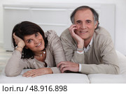 Couple lying on a futon. Стоковое фото, агентство Ingram Publishing / Фотобанк Лори