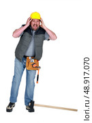Tradesman crying out in pain. Стоковое фото, агентство Ingram Publishing / Фотобанк Лори