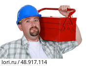 Worker holding too-box over shoulder. Стоковое фото, агентство Ingram Publishing / Фотобанк Лори