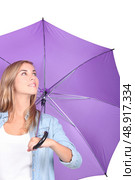 Young woman with a purple umbrella. Стоковое фото, агентство Ingram Publishing / Фотобанк Лори