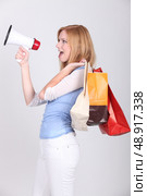 Woman announcing shopping deals. Стоковое фото, агентство Ingram Publishing / Фотобанк Лори