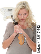 Blonde with guitar. Стоковое фото, агентство Ingram Publishing / Фотобанк Лори