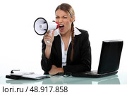 businesswoman shouting angrily with loudspeaker and laptop. Стоковое фото, агентство Ingram Publishing / Фотобанк Лори