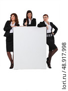 Business women stood with blank message board. Стоковое фото, агентство Ingram Publishing / Фотобанк Лори