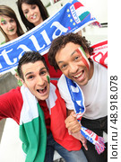 Group of Italian football supporters. Стоковое фото, агентство Ingram Publishing / Фотобанк Лори