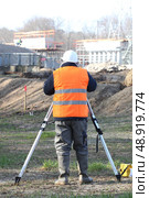 A land surveyor using an altometer. Стоковое фото, агентство Ingram Publishing / Фотобанк Лори