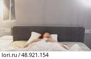 red haired middle aged woman trying to sleep, insomnia and sleep problems, stress at work. Стоковое видео, видеограф Арзюков Вадим Николаевич / Фотобанк Лори