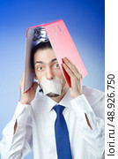 Businessman with his lips sealed. Стоковое фото, агентство Ingram Publishing / Фотобанк Лори