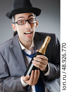 Businessman with bottle of champagne. Стоковое фото, агентство Ingram Publishing / Фотобанк Лори