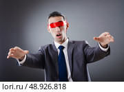 Businessman blinded by red tape. Стоковое фото, агентство Ingram Publishing / Фотобанк Лори