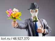 Businessman with gas mask and flowers. Стоковое фото, агентство Ingram Publishing / Фотобанк Лори