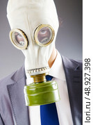 Businessman wearing gas mask. Стоковое фото, агентство Ingram Publishing / Фотобанк Лори