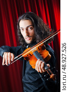 Violin player playing the intstrument. Стоковое фото, агентство Ingram Publishing / Фотобанк Лори
