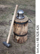 blacksmith hammer and coinage tool. Стоковое фото, агентство Ingram Publishing / Фотобанк Лори