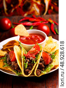 plate with taco, nachos chips and tomato dip. Стоковое фото, агентство Ingram Publishing / Фотобанк Лори