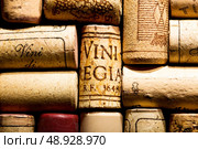 wine corks as background. Стоковое фото, агентство Ingram Publishing / Фотобанк Лори