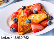  french toasts with fresh berries. Стоковое фото, агентство Ingram Publishing / Фотобанк Лори