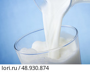 milk pouring into glass. Стоковое фото, агентство Ingram Publishing / Фотобанк Лори