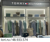 Tommy Hilfiger women's clothing display in Spanish store. Редакционное фото, фотограф Данил Руденко / Фотобанк Лори