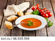 plate of Minestrone Soup on wooden background. Стоковое фото, агентство Ingram Publishing / Фотобанк Лори