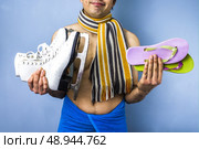 Young man confused about what to pack for his holiday. Стоковое фото, агентство Ingram Publishing / Фотобанк Лори