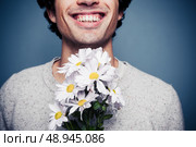 Happy young man with flowers. Стоковое фото, агентство Ingram Publishing / Фотобанк Лори