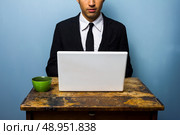 Businessman with laptop and coffee at old desk. Стоковое фото, агентство Ingram Publishing / Фотобанк Лори