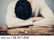 Tired man at desk with broken glasses. Стоковое фото, агентство Ingram Publishing / Фотобанк Лори